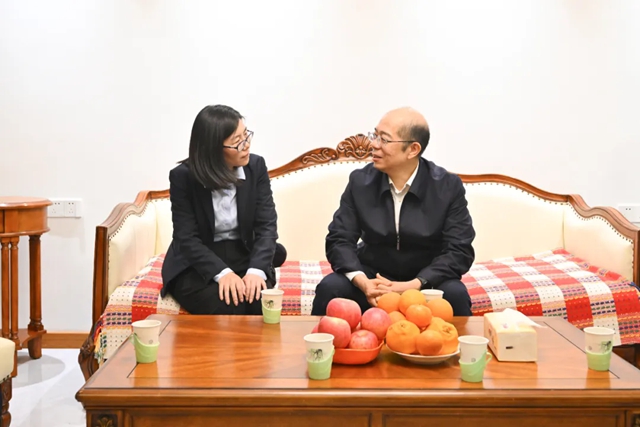 國務(wù)院國資委黨委委員、副主任譚作鈞看望慰問中國化學(xué)“時(shí)代楷模”邱軍同志家屬