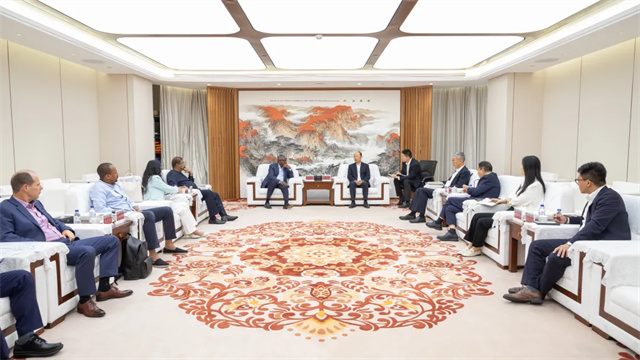 莫鼎革與丹格特集團(tuán)總裁阿里科·丹格特舉行會談